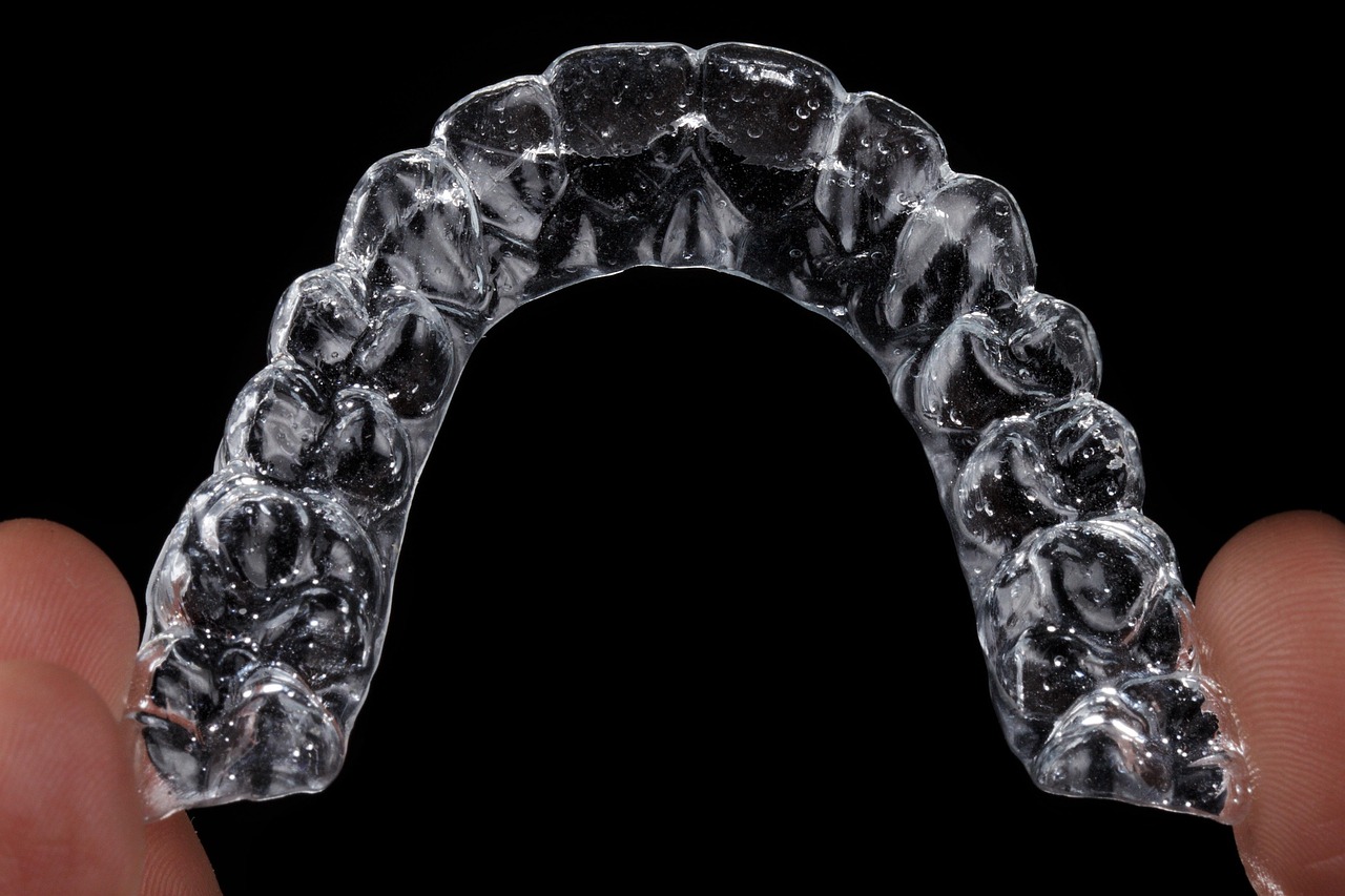 Clear aligners vs braces - Featured
